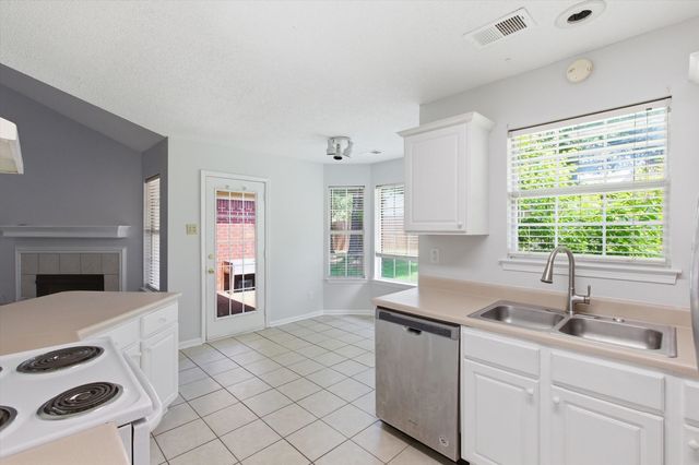 8136 COUNTRY MILL CV, Memphis, TN 38016
