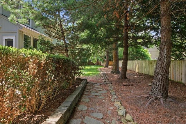 13848 Pembroke Drive, Leawood, KS 66224