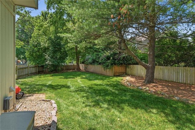 13848 Pembroke Drive, Leawood, KS 66224