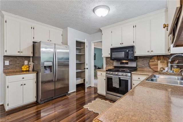 934 Elton Hall CIR, Newport News, VA 23608