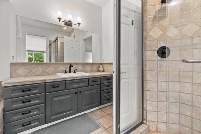 289 Lakeridge DRIVE, Oconomowoc, WI 53066