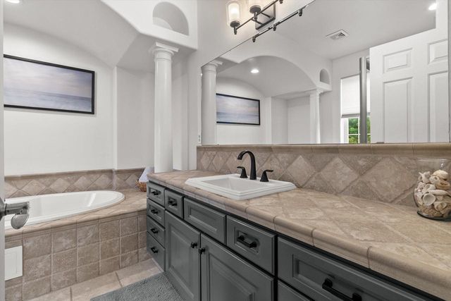 289 Lakeridge DRIVE, Oconomowoc, WI 53066