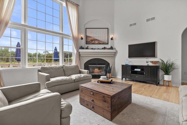 289 Lakeridge DRIVE, Oconomowoc, WI 53066
