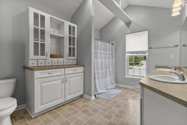 289 Lakeridge DRIVE, Oconomowoc, WI 53066