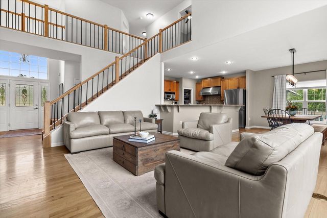 289 Lakeridge DRIVE, Oconomowoc, WI 53066
