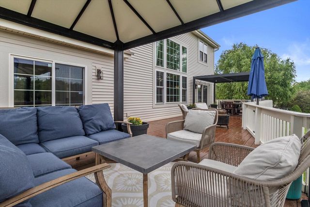 289 Lakeridge DRIVE, Oconomowoc, WI 53066