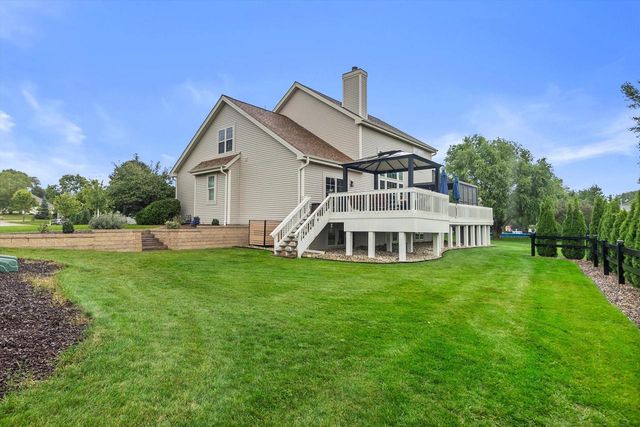 289 Lakeridge DRIVE, Oconomowoc, WI 53066