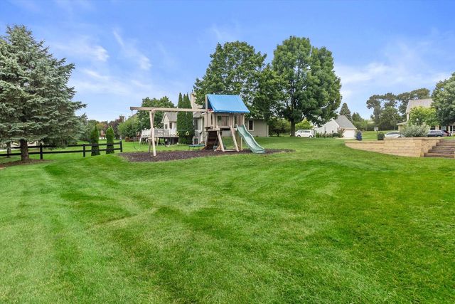 289 Lakeridge DRIVE, Oconomowoc, WI 53066