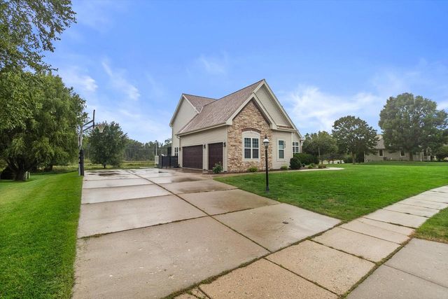 289 Lakeridge DRIVE, Oconomowoc, WI 53066