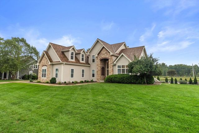 289 Lakeridge DRIVE, Oconomowoc, WI 53066