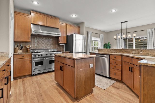 289 Lakeridge DRIVE, Oconomowoc, WI 53066