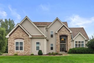 289 Lakeridge DRIVE, Oconomowoc, WI 53066