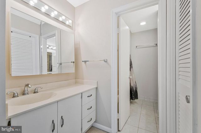 926 MOOREFIELD CREEK RD SW, Vienna, VA 22180