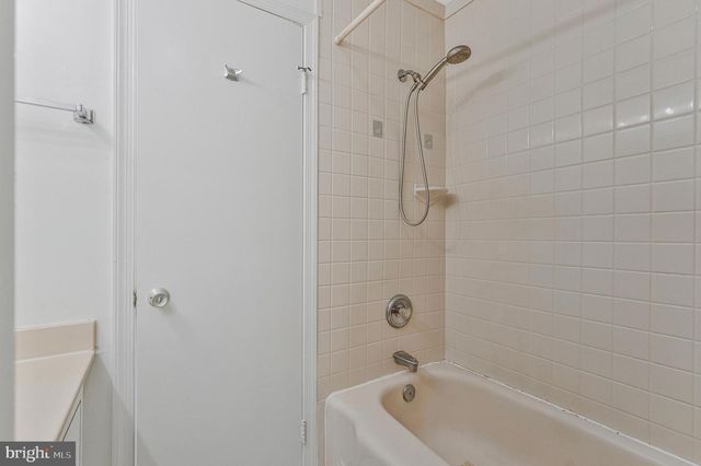 926 MOOREFIELD CREEK RD SW, Vienna, VA 22180