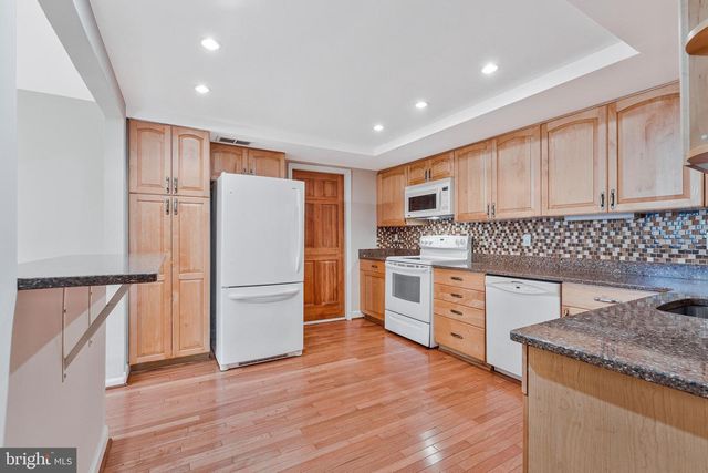 926 MOOREFIELD CREEK RD SW, Vienna, VA 22180