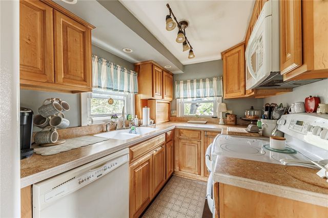11 Woodneath Crescent, East Rochester, NY 14445