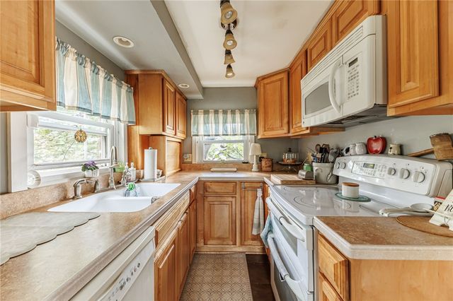 11 Woodneath Crescent, East Rochester, NY 14445