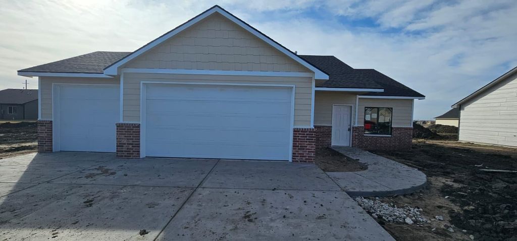 1611 Midway Ct., Valley Center, KS 67147