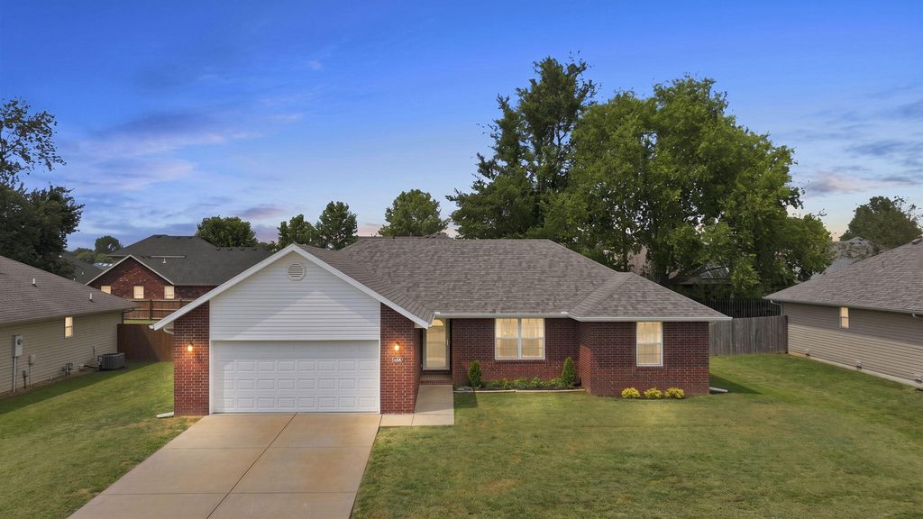 405 E Whitethorn Drive, Republic, MO 65738