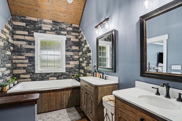 942 Meadow Dr., Loris, SC 29569
