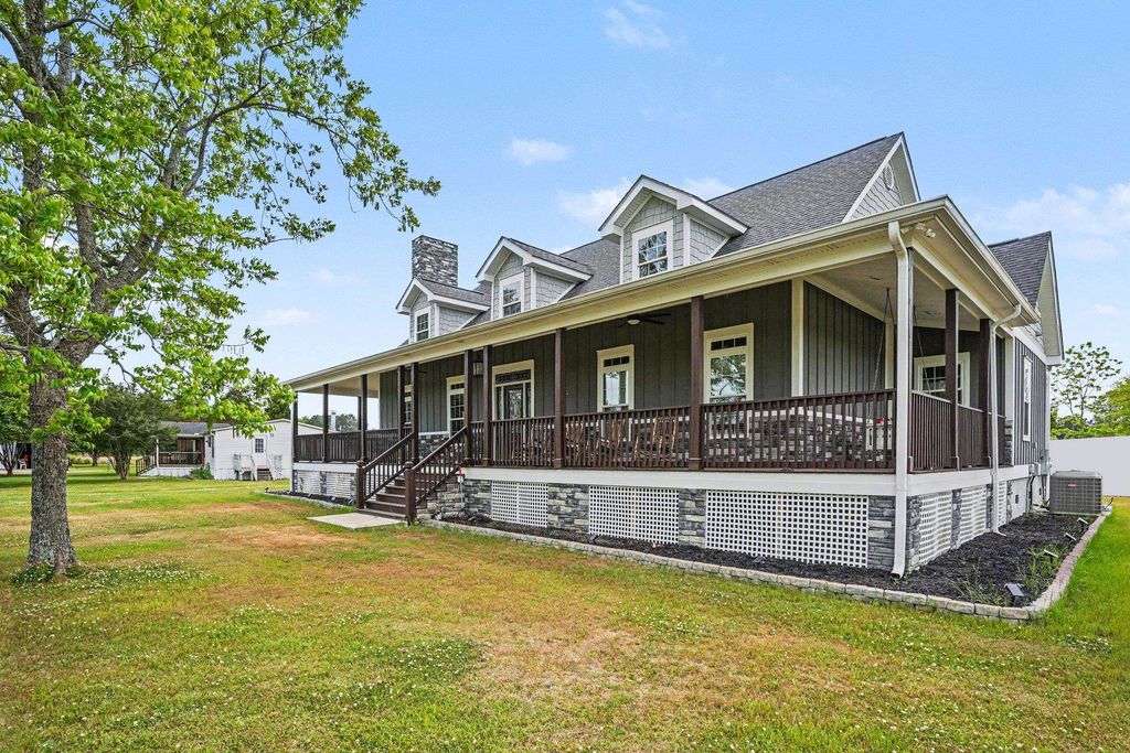 942 Meadow Dr., Loris, SC 29569