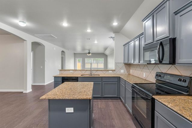 221 Bear Trail, Waxahachie, TX 75165