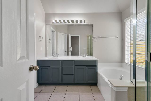 221 Bear Trail, Waxahachie, TX 75165