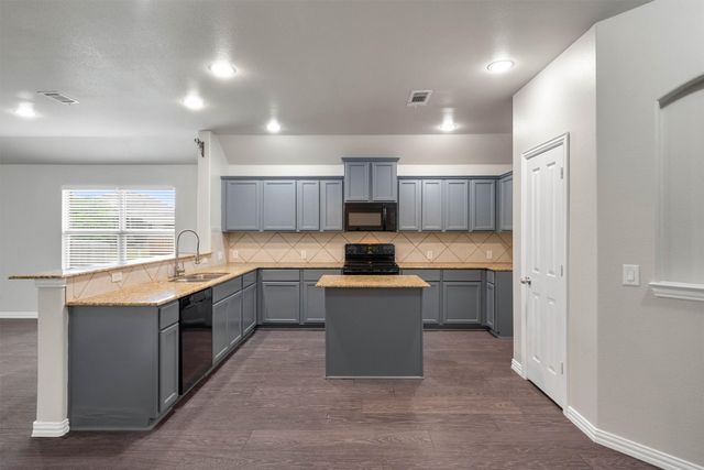 221 Bear Trail, Waxahachie, TX 75165