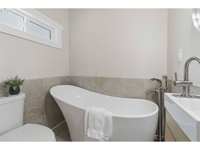 204 CONGER Rd, Castle Rock, WA 98611