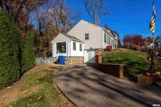 10 KENWOOD Avenue, Davenport, IA 52803