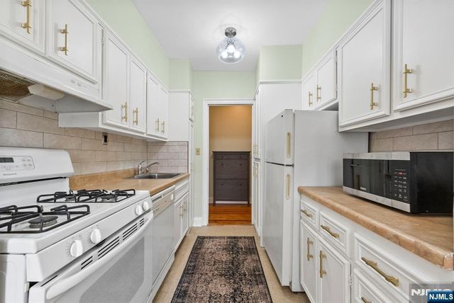 100 E Palisade Avenue B22, Englewood, NJ 07631