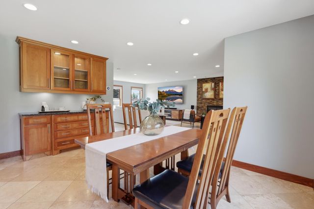 2734 Shadow Wood Court, Chaska, MN 55318