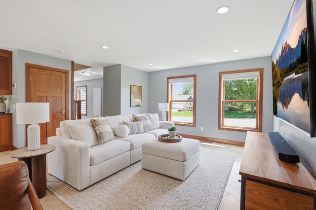 2734 Shadow Wood Court, Chaska, MN 55318
