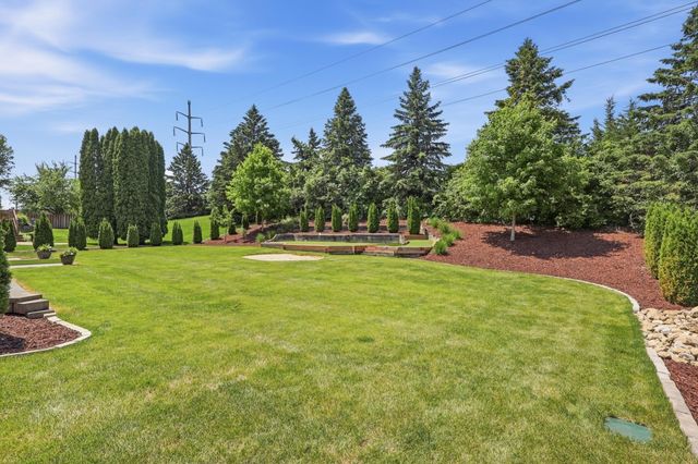 2734 Shadow Wood Court, Chaska, MN 55318