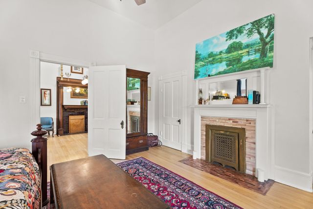 911 W Houston, Tyler, TX 75702