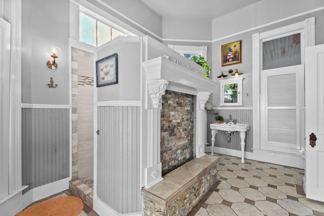 911 W Houston, Tyler, TX 75702