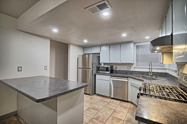 2507 E Parker Court, Visalia, CA 93292