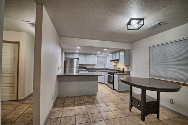 2507 E Parker Court, Visalia, CA 93292