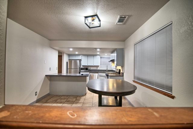 2507 E Parker Court, Visalia, CA 93292