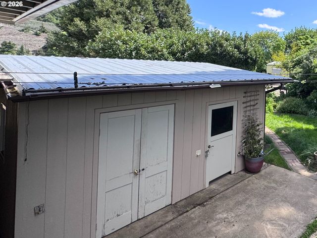 170 CHURCH St, Dillard, OR 97432