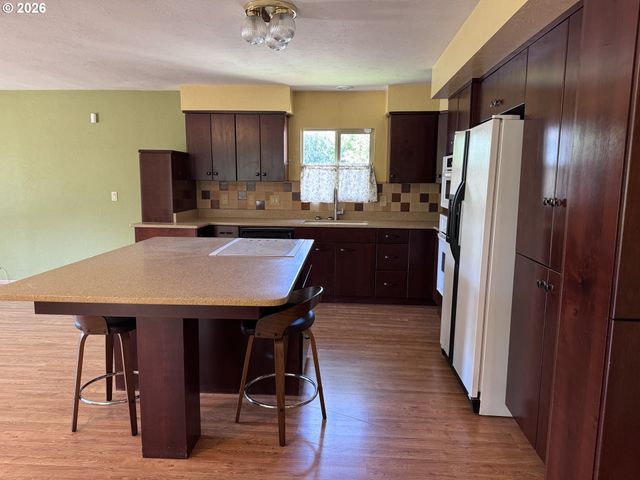 170 CHURCH St, Dillard, OR 97432