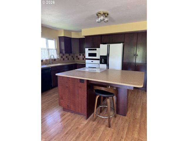 170 CHURCH St, Dillard, OR 97432