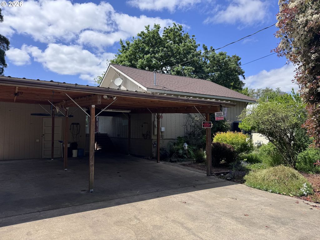 170 CHURCH St, Dillard, OR 97432