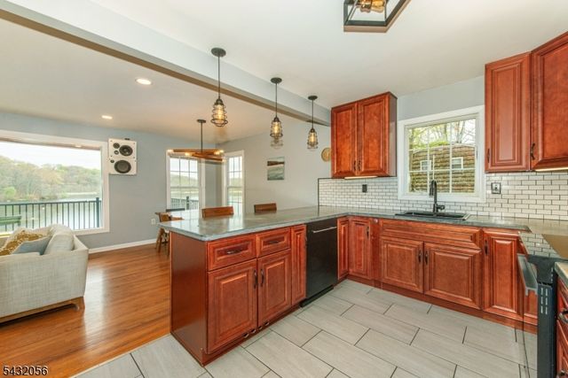17 Reeve Ave, Stanhope Boro, NJ 07874