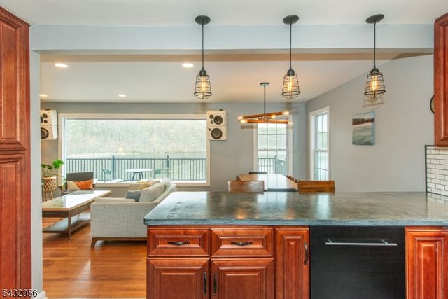 17 Reeve Ave, Stanhope Boro, NJ 07874
