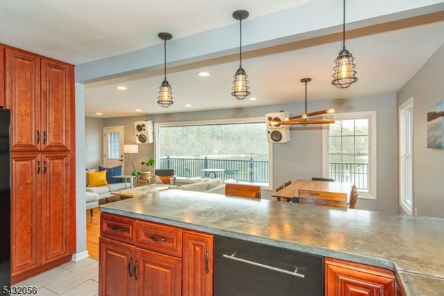 17 Reeve Ave, Stanhope Boro, NJ 07874