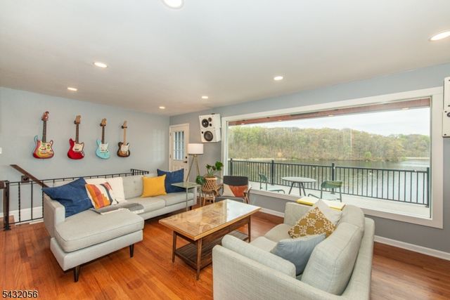17 Reeve Ave, Stanhope Boro, NJ 07874