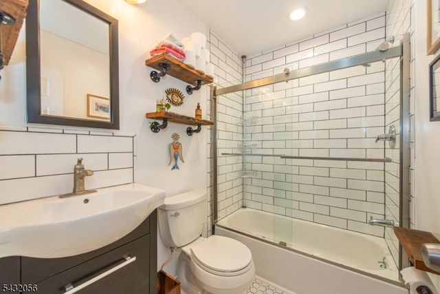 17 Reeve Ave, Stanhope Boro, NJ 07874
