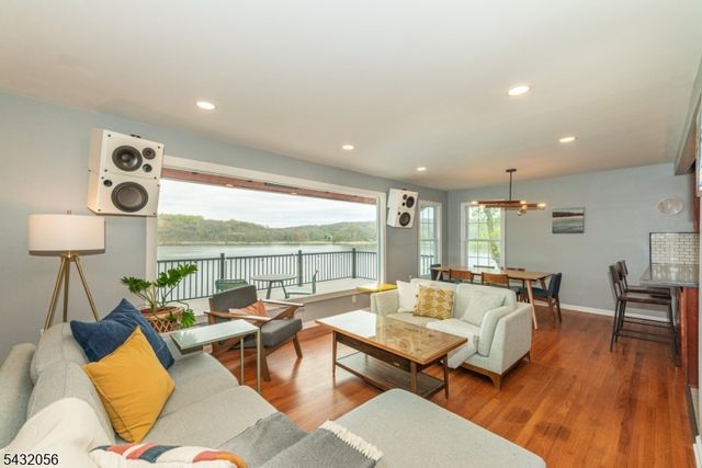 17 Reeve Ave, Stanhope Boro, NJ 07874