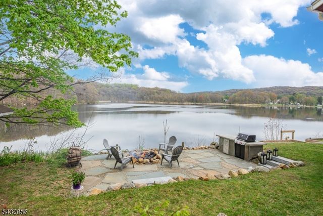 17 Reeve Ave, Stanhope Boro, NJ 07874
